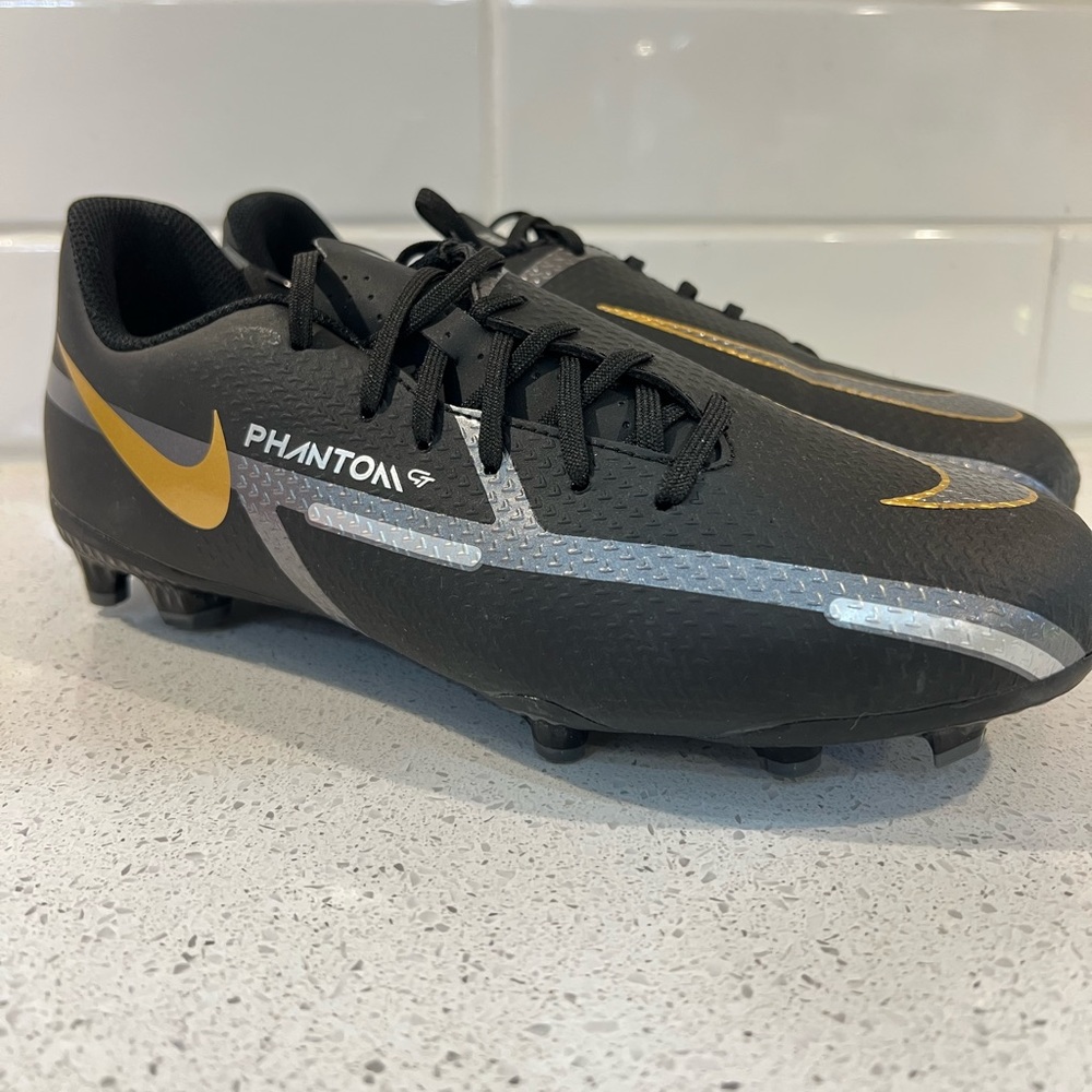 NEW Nike soccer cleats phantom GT2 youth size 5.5Y